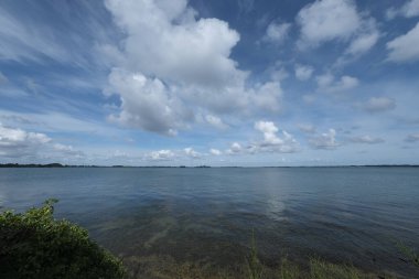 Geniş açılı mercekle çekilen gökyüzü. Bakış açıları bozulmuş ve gökyüzü daha geniş ve dinamik görünüyor. Fransız sahilinden ve kırsalından çekilmiş..