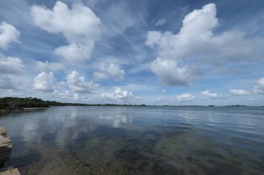 Geniş açılı mercekle çekilen gökyüzü. Bakış açıları bozulmuş ve gökyüzü daha geniş ve dinamik görünüyor. Fransız sahilinden ve kırsalından çekilmiş..