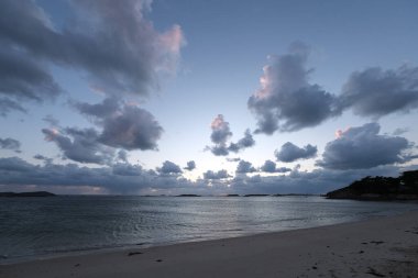 Geniş açılı mercekle çekilen gökyüzü. Bakış açıları bozulmuş ve gökyüzü daha geniş ve dinamik görünüyor. Fransız sahilinden ve kırsalından çekilmiş..