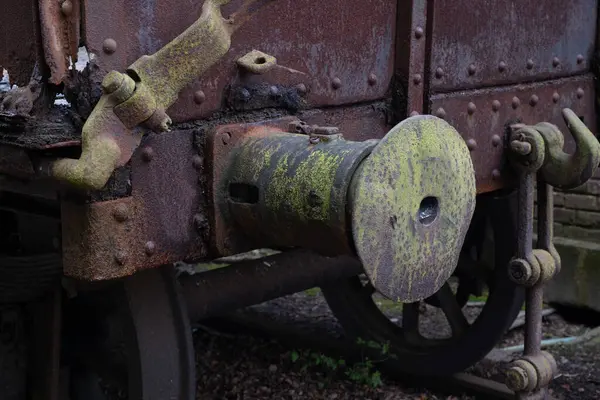 Çok eski endüstriyel makinelerde pas bozulması ve yüz yıllık mezarlığın yıpranmış kapıları (Pre Lachaise, Fransa).