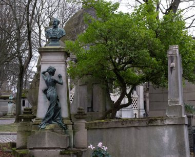 Eski bir mezarlığı ele geçiren bitki çeşitliliği. Mezar taşlarına, yere, merdivenlere, patikalara vs. Montparnasse ve Pere Lachaise (Paris, Fransa).