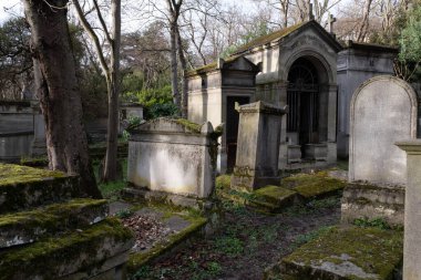 Montparnasse ve Pere Lachaise 'deki (Paris) Fransız mezarlıklarında rastladığım anıtlar. Her ikisi de yüz yıldan daha eski ve muhteşem mezar tasarımları, heykeller ve el yapımı kapılar içeriyor. Dağınık ışıklandırma ile günlerce çekilen.