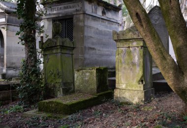 Montparnasse ve Pere Lachaise 'deki (Paris) Fransız mezarlıklarında rastladığım anıtlar. Her ikisi de yüz yıldan daha eski ve muhteşem mezar tasarımları, heykeller ve el yapımı kapılar içeriyor. Dağınık ışıklandırma ile günlerce çekilen.