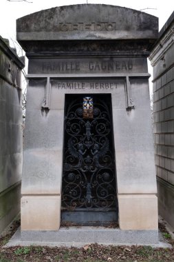 Montparnasse ve Pere Lachaise 'deki (Paris) Fransız mezarlıklarında rastladığım anıtlar. Her ikisi de yüz yıldan daha eski ve muhteşem mezar tasarımları, heykeller ve el yapımı kapılar içeriyor. Dağınık ışıklandırma ile günlerce çekilen.