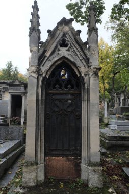 Montparnasse ve Pere Lachaise 'deki (Paris) Fransız mezarlıklarında rastladığım anıtlar. Her ikisi de yüz yıldan daha eski ve muhteşem mezar tasarımları, heykeller ve el yapımı kapılar içeriyor. Dağınık ışıklandırma ile günlerce çekilen.