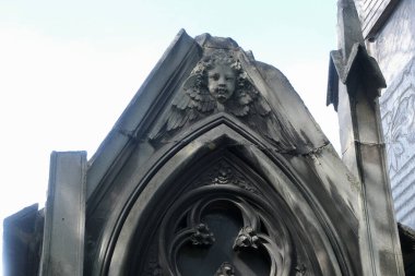 Montparnasse ve Pere Lachaise 'deki (Paris) Fransız mezarlıklarında rastladığım anıtlar. Her ikisi de yüz yıldan daha eski ve muhteşem mezar tasarımları, heykeller ve el yapımı kapılar içeriyor. Dağınık ışıklandırma ile günlerce çekilen.