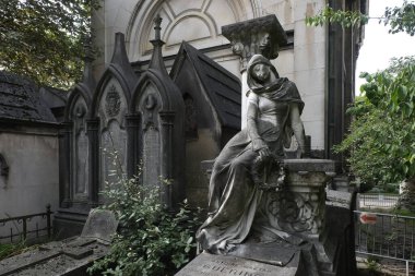 Montparnasse ve Pere Lachaise 'deki (Paris) Fransız mezarlıklarında rastladığım anıtlar. Her ikisi de yüz yıldan daha eski ve muhteşem mezar tasarımları, heykeller ve el yapımı kapılar içeriyor. Dağınık ışıklandırma ile günlerce çekilen.