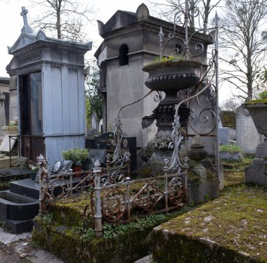 Montparnasse ve Pere Lachaise 'deki (Paris) Fransız mezarlıklarında rastladığım anıtlar. Her ikisi de yüz yıldan daha eski ve muhteşem mezar tasarımları, heykeller ve el yapımı kapılar içeriyor. Dağınık ışıklandırma ile günlerce çekilen.