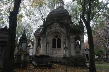 Montparnasse ve Pere Lachaise 'deki (Paris) Fransız mezarlıklarında rastladığım anıtlar. Her ikisi de yüz yıldan daha eski ve muhteşem mezar tasarımları, heykeller ve el yapımı kapılar içeriyor. Dağınık ışıklandırma ile günlerce çekilen.