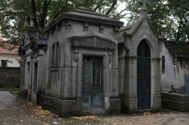 Montparnasse ve Pere Lachaise 'deki (Paris) Fransız mezarlıklarında rastladığım anıtlar. Her ikisi de yüz yıldan daha eski ve muhteşem mezar tasarımları, heykeller ve el yapımı kapılar içeriyor. Dağınık ışıklandırma ile günlerce çekilen.