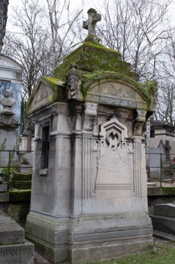 Montparnasse ve Pere Lachaise 'deki (Paris) Fransız mezarlıklarında rastladığım anıtlar. Her ikisi de yüz yıldan daha eski ve muhteşem mezar tasarımları, heykeller ve el yapımı kapılar içeriyor. Dağınık ışıklandırma ile günlerce çekilen.