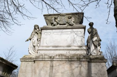 Montparnasse ve Pere Lachaise 'deki (Paris) Fransız mezarlıklarında rastladığım anıtlar. Her ikisi de yüz yıldan daha eski ve muhteşem mezar tasarımları, heykeller ve el yapımı kapılar içeriyor. Dağınık ışıklandırma ile günlerce çekilen.