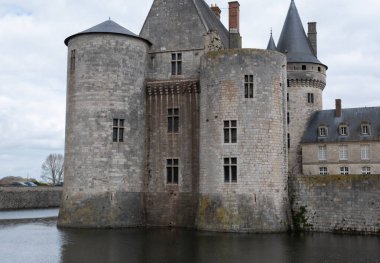 Sully-Sur-Loire, Fransa 'nın ortaçağ kalesi. 14. yüzyılda inşa edildi ve birkaç yüzyıl sonra tamamlandı.. 