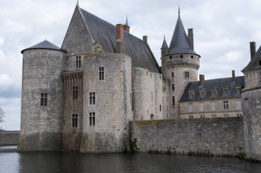 Sully-Sur-Loire, Fransa 'nın ortaçağ kalesi. 14. yüzyılda inşa edildi ve birkaç yüzyıl sonra tamamlandı.. 