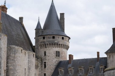 Sully-Sur-Loire, Fransa 'nın ortaçağ kalesi. 14. yüzyılda inşa edildi ve birkaç yüzyıl sonra tamamlandı.. 