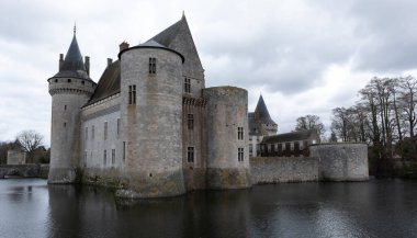 Sully-Sur-Loire, Fransa 'nın ortaçağ kalesi. 14. yüzyılda inşa edildi ve birkaç yüzyıl sonra tamamlandı.. 