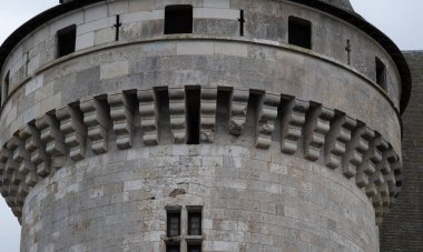Sully-Sur-Loire, Fransa 'nın ortaçağ kalesi. 14. yüzyılda inşa edildi ve birkaç yüzyıl sonra tamamlandı.. 