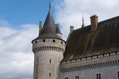 Sully-Sur-Loire, Fransa 'nın ortaçağ kalesi. 14. yüzyılda inşa edildi ve birkaç yüzyıl sonra tamamlandı.. 