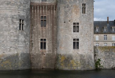 Sully-Sur-Loire, Fransa 'nın ortaçağ kalesi. 14. yüzyılda inşa edildi ve birkaç yüzyıl sonra tamamlandı.. 