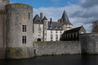 Sully-Sur-Loire, Fransa 'nın ortaçağ kalesi. 14. yüzyılda inşa edildi ve birkaç yüzyıl sonra tamamlandı.. 