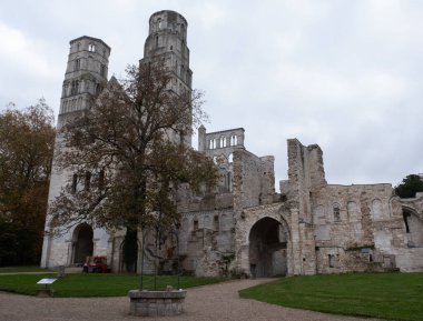 Jumieges manastırı kalıntıları, ilk milenyumdan kalma ve Fransa 'da yer alıyor..