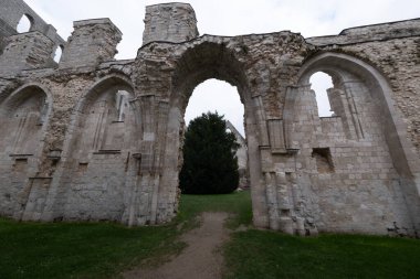 Jumieges manastırı kalıntıları, ilk milenyumdan kalma ve Fransa 'da yer alıyor..