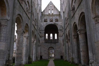 Jumieges manastırı kalıntıları, ilk milenyumdan kalma ve Fransa 'da yer alıyor..