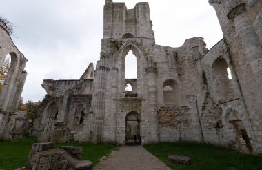 Jumieges manastırı kalıntıları, ilk milenyumdan kalma ve Fransa 'da yer alıyor..