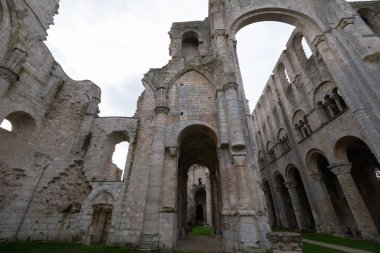 Jumieges manastırı kalıntıları, ilk milenyumdan kalma ve Fransa 'da yer alıyor..