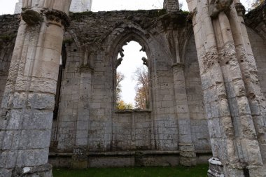 Jumieges manastırı kalıntıları, ilk milenyumdan kalma ve Fransa 'da yer alıyor..