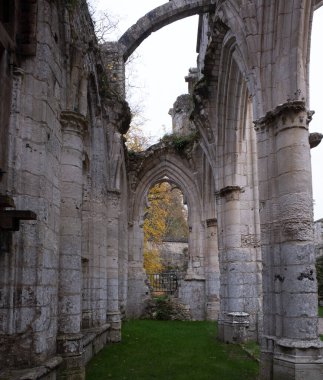 Jumieges manastırı kalıntıları, ilk milenyumdan kalma ve Fransa 'da yer alıyor..