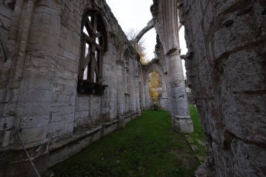 Jumieges manastırı kalıntıları, ilk milenyumdan kalma ve Fransa 'da yer alıyor..