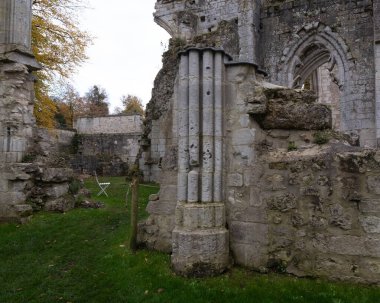 Jumieges manastırı kalıntıları, ilk milenyumdan kalma ve Fransa 'da yer alıyor..