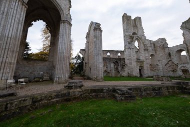 Jumieges manastırı kalıntıları, ilk milenyumdan kalma ve Fransa 'da yer alıyor..