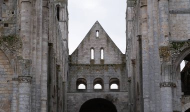 Jumieges manastırı kalıntıları, ilk milenyumdan kalma ve Fransa 'da yer alıyor..