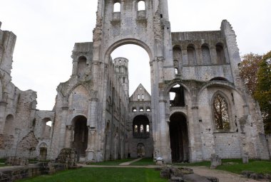 Jumieges manastırı kalıntıları, ilk milenyumdan kalma ve Fransa 'da yer alıyor..