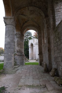 Jumieges manastırı kalıntıları, ilk milenyumdan kalma ve Fransa 'da yer alıyor..