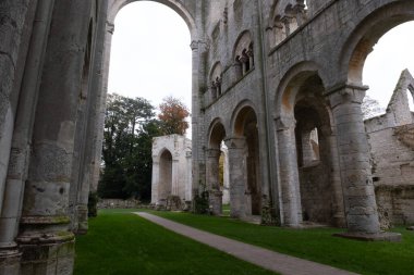 Jumieges manastırı kalıntıları, ilk milenyumdan kalma ve Fransa 'da yer alıyor..