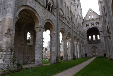 Jumieges manastırı kalıntıları, ilk milenyumdan kalma ve Fransa 'da yer alıyor..