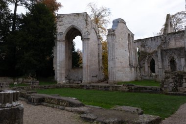 Jumieges manastırı kalıntıları, ilk milenyumdan kalma ve Fransa 'da yer alıyor..