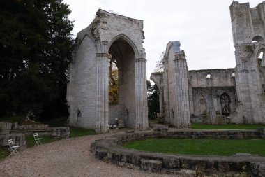 Jumieges manastırı kalıntıları, ilk milenyumdan kalma ve Fransa 'da yer alıyor..