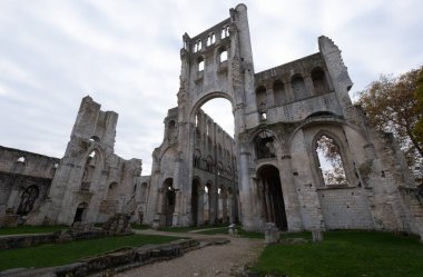 Jumieges manastırı kalıntıları, ilk milenyumdan kalma ve Fransa 'da yer alıyor..