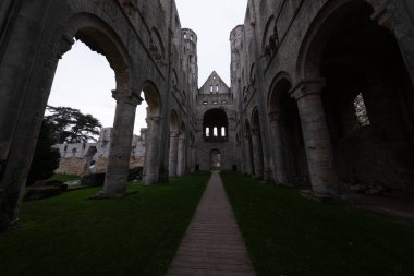 Jumieges manastırı kalıntıları, ilk milenyumdan kalma ve Fransa 'da yer alıyor..