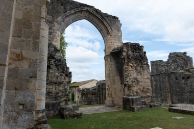 Sauve-Majeure manastırı kalıntıları, ilk milenyumdan kalma ve Fransa 'da yer alıyor..