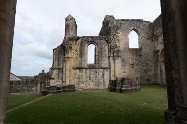 Sauve-Majeure manastırı kalıntıları, ilk milenyumdan kalma ve Fransa 'da yer alıyor..