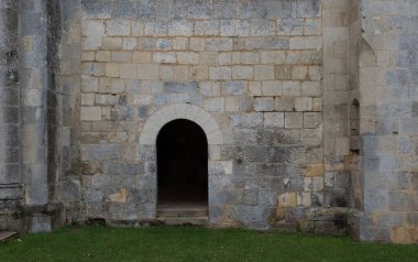 Sauve-Majeure manastırı kalıntıları, ilk milenyumdan kalma ve Fransa 'da yer alıyor..