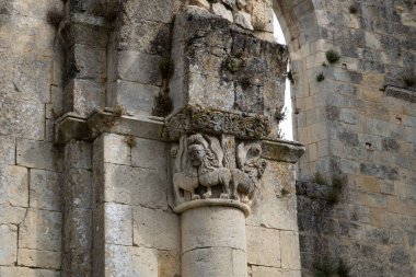 Sauve-Majeure manastırı kalıntıları, ilk milenyumdan kalma ve Fransa 'da yer alıyor..