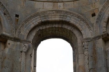 Sauve-Majeure manastırı kalıntıları, ilk milenyumdan kalma ve Fransa 'da yer alıyor..