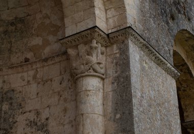 Sauve-Majeure manastırı kalıntıları, ilk milenyumdan kalma ve Fransa 'da yer alıyor..