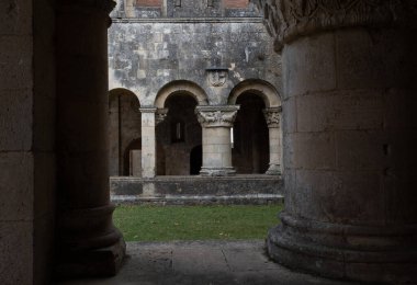 Sauve-Majeure manastırı kalıntıları, ilk milenyumdan kalma ve Fransa 'da yer alıyor..